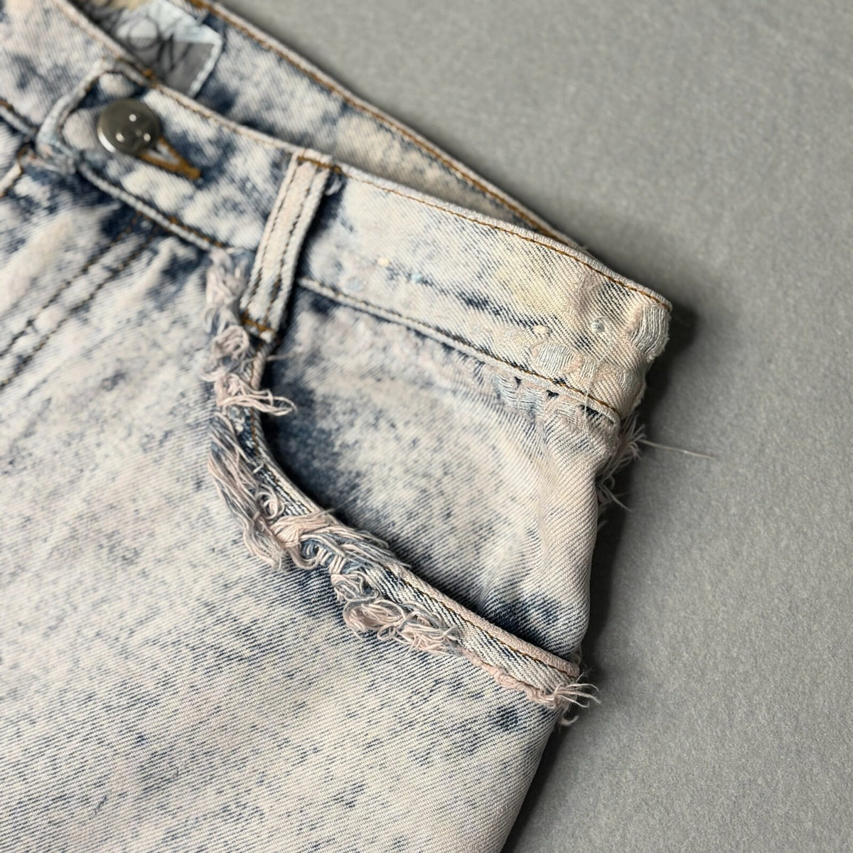 Vintage Crayon Acid Wash Denim Shorts Size 11/28 with Frayed